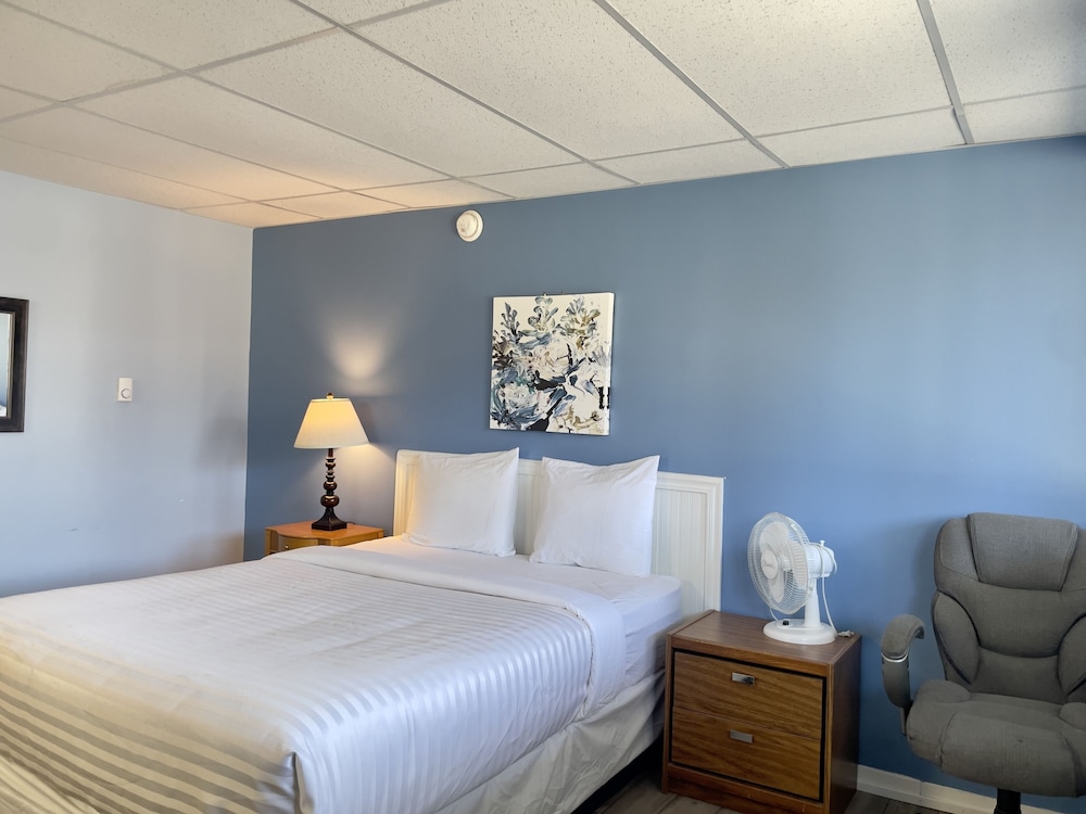 Room, 1 Queen Bed, Kitchenette - Photo 1