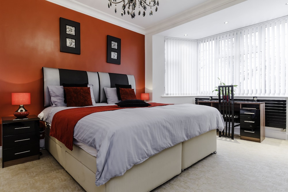 Double Room, Shared Bathroom (Cherry Room)