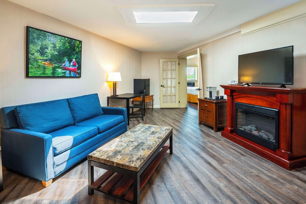 Suite, Multiple Beds, Non Smoking (2 Queen Beds & 1 Sofa Bed) photo 1