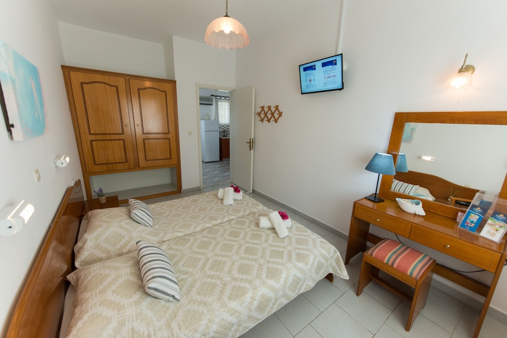 Basic Apartment, 2 Twin Beds, Pool View photo 1