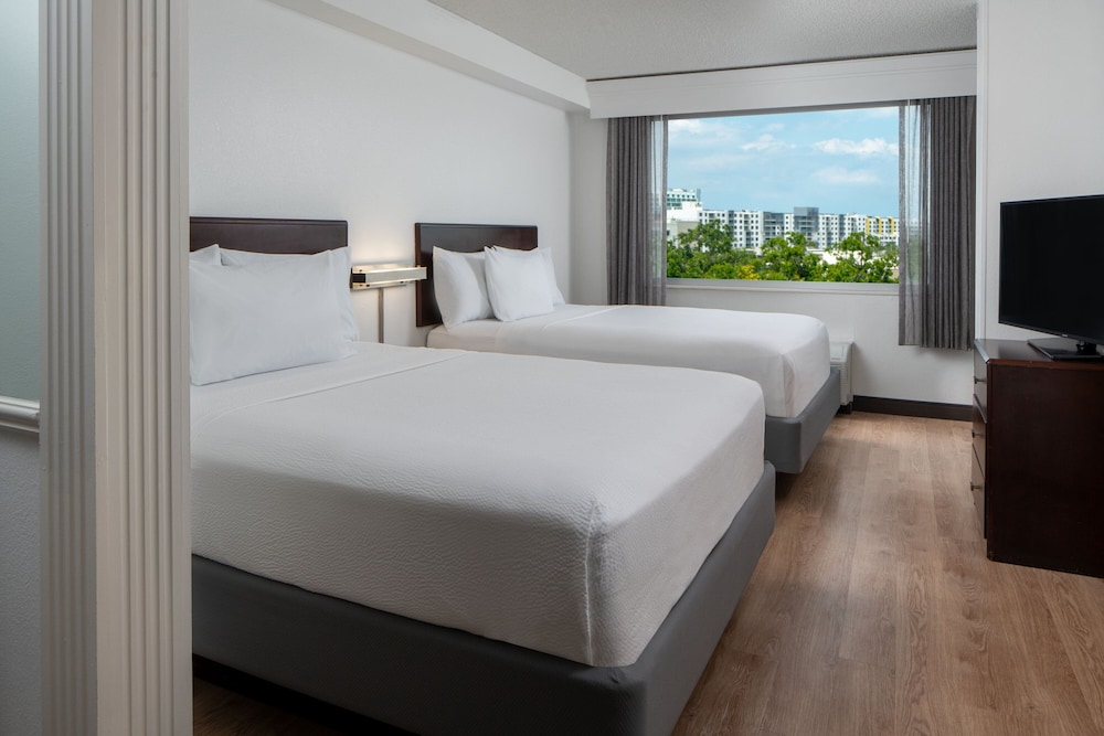 Suite, 1 Bedroom - Photo 2