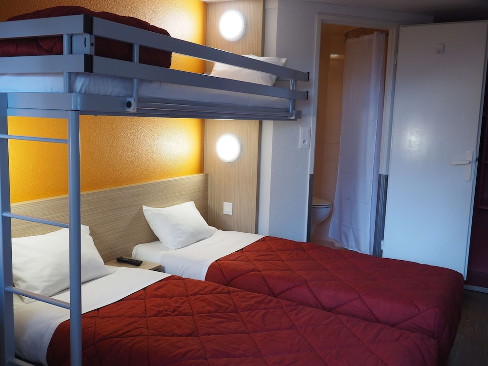 Standard Room, 3 Twin Beds - Photo 3