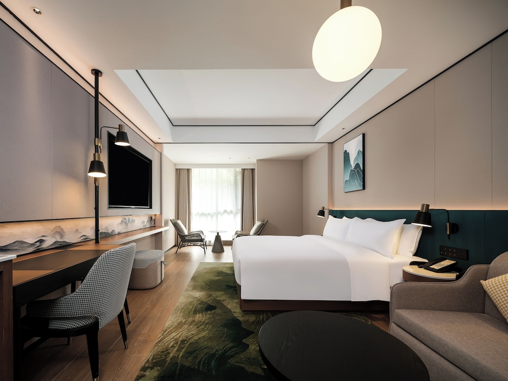 Deluxe Room, 1 King Bed with Sofa bed