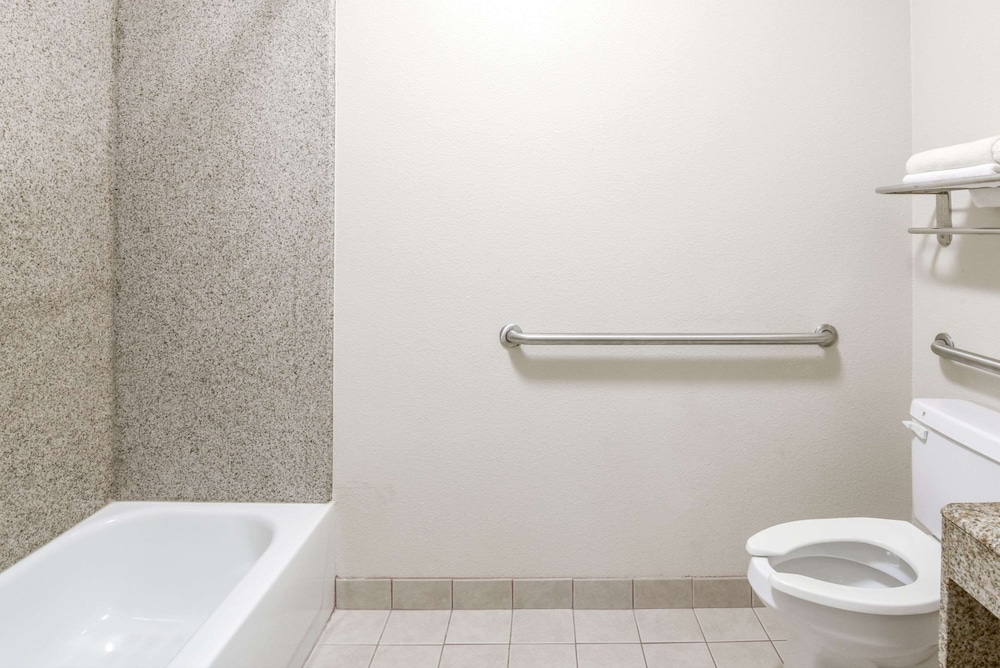 Room, 1 King Bed, Accessible, Non Smoking (Mobility, Bathtub w/Grab Bars) photo 2