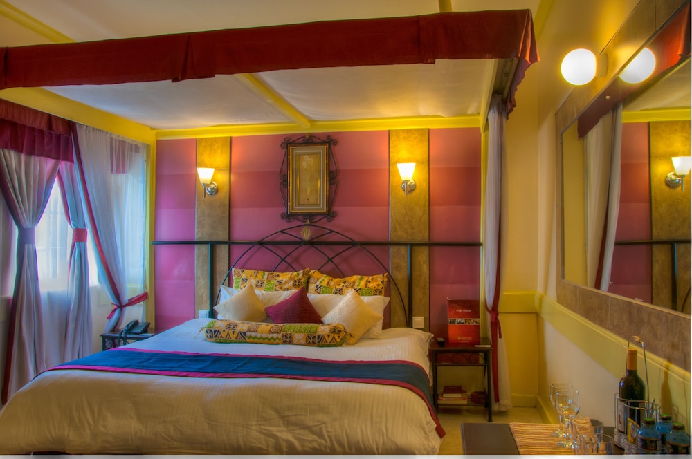 Deluxe Room, 1 King Bed, Refrigerator