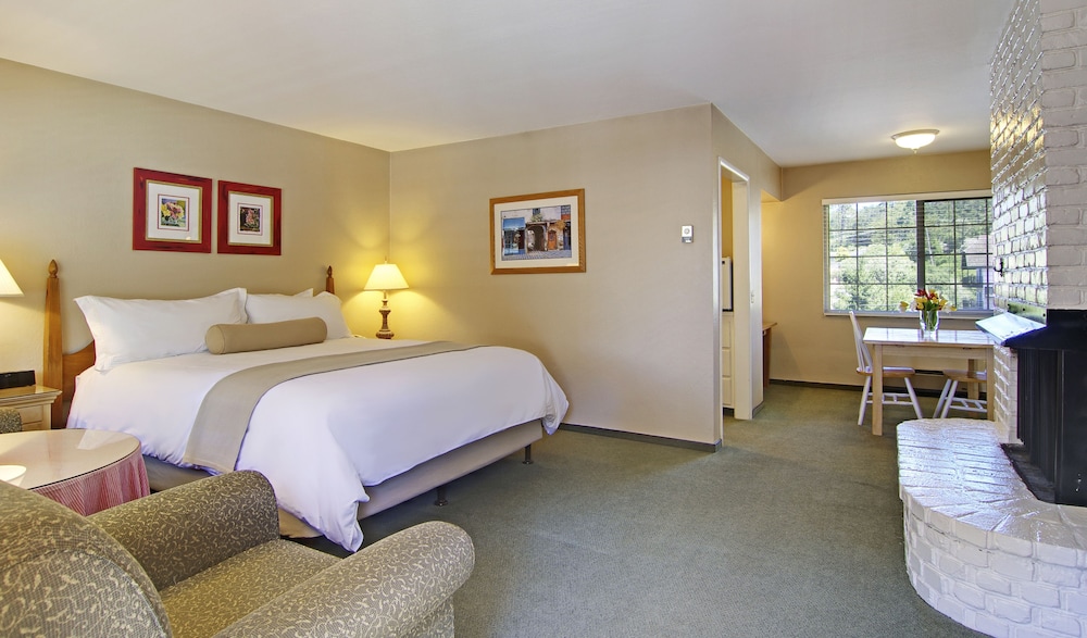Deluxe Suite, 1 King Bed, Kitchenette (Non Pet-Friendly) photo 2