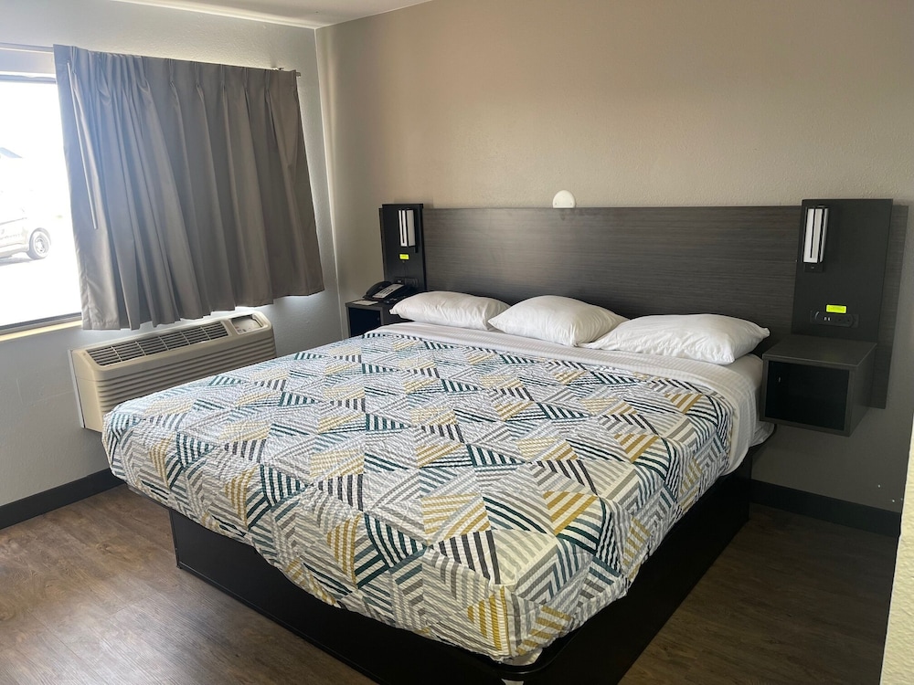 Deluxe Room, 1 King Bed, Smoking, Refrigerator & Microwave - Photo 1