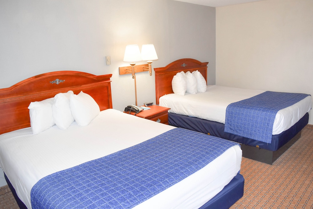 Room, 2 Queen Beds, Smoking - Photo 7