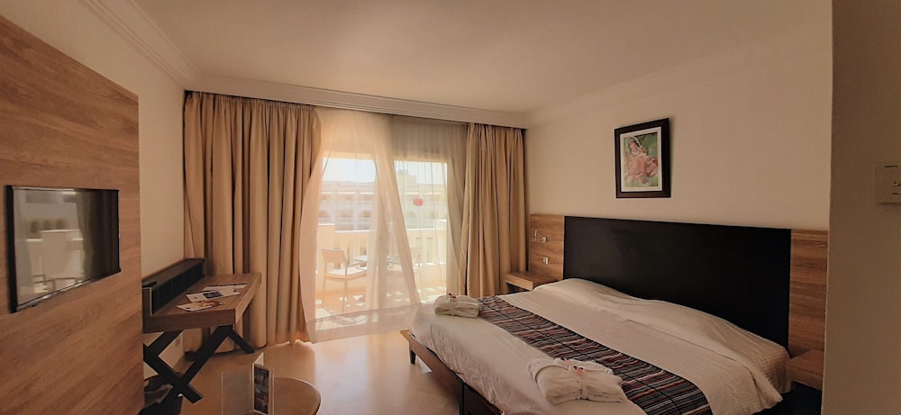 Twin Room, Private Bathroom, Partial Sea View photo 3