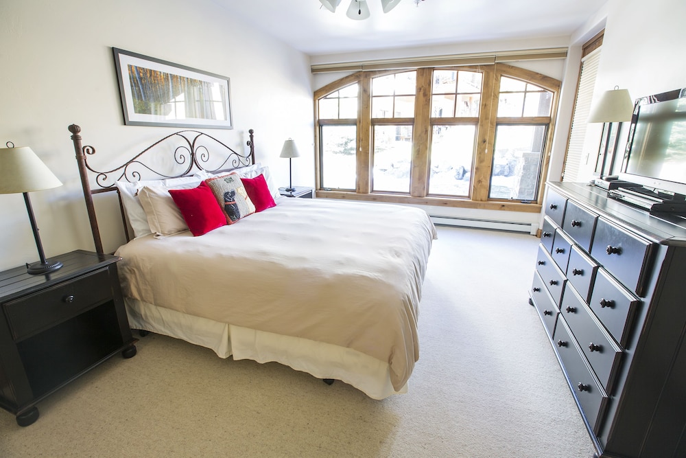 Luxury Condo, 3 Bedrooms (B202 Pet Friendly )