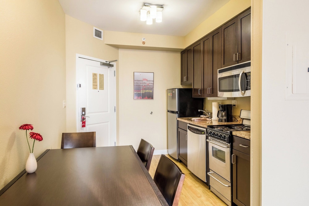 Suite, 2 Bedrooms - Photo 4