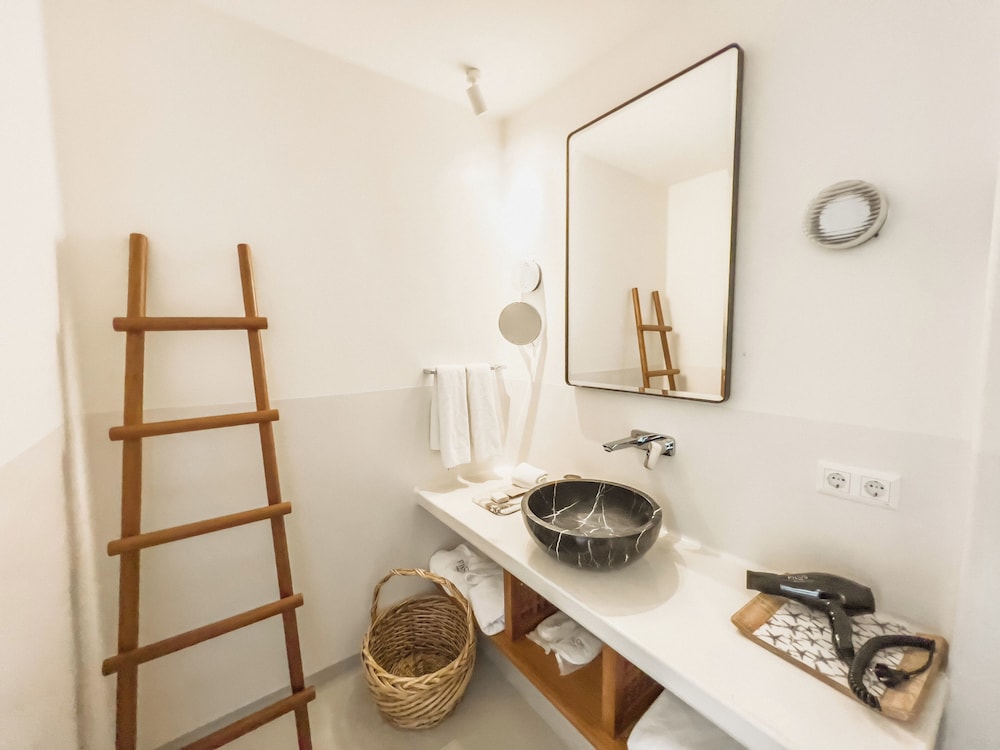 Deluxe Suite, Multiple Beds, Sea View - Photo 6