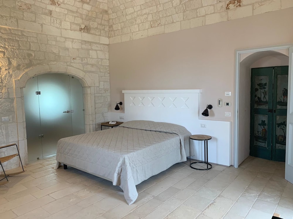 Deluxe Room, 1 King Bed, Courtyard View