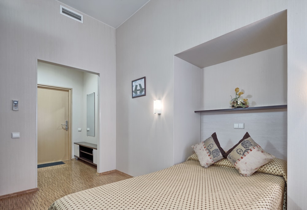Standard Room, 1 Queen Bed photo 1