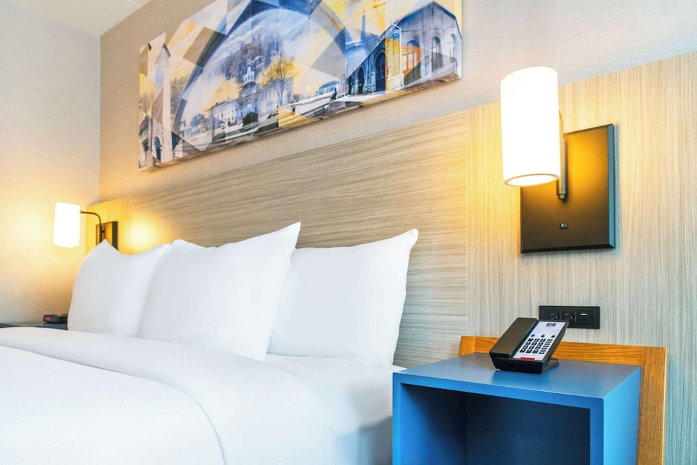 Room, 1 King Bed, Non Smoking (Upgrade) - Photo 10