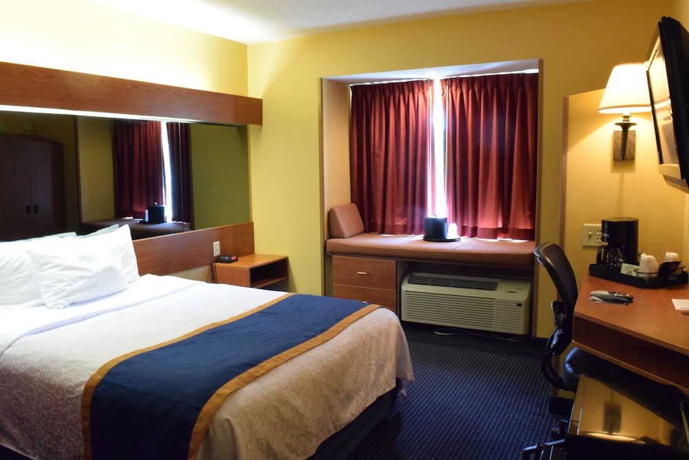 Junior Suite, 1 Queen Bed with Sofa bed, Accessible photo 2