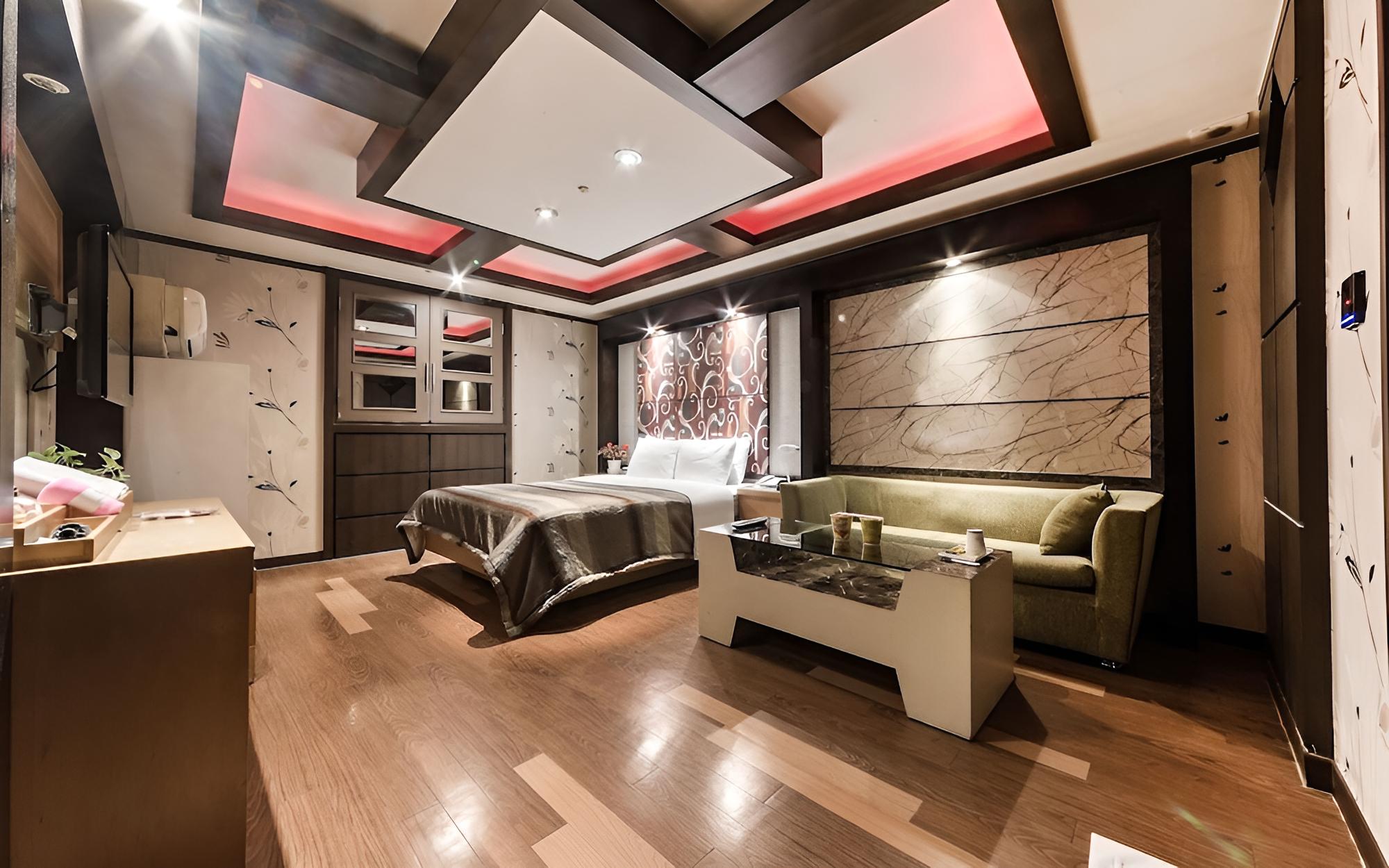 Room (Deluxe) photo 2