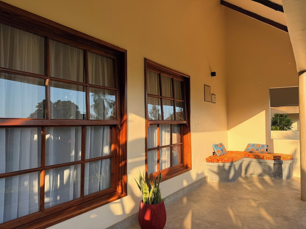 Luxury Double Room, Lanai, Pool View (5)