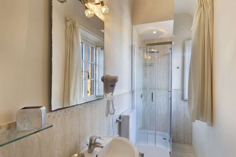 Deluxe Double or Twin Room photo 2