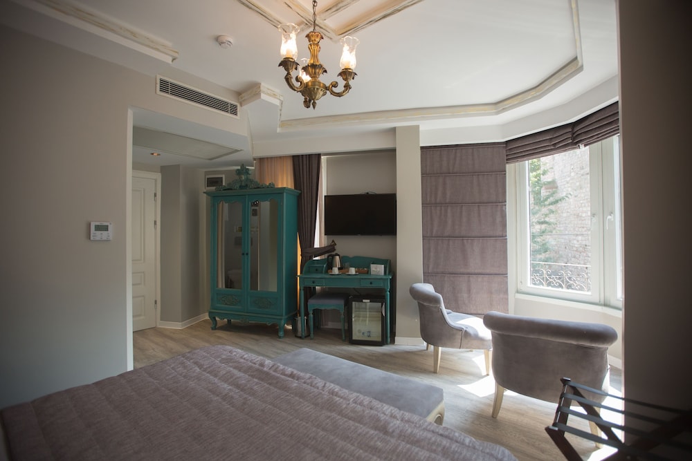 Deluxe Room, 1 King Bed, City View photo 2