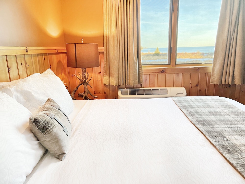 Studio Suite, 1 King Bed, Lake View