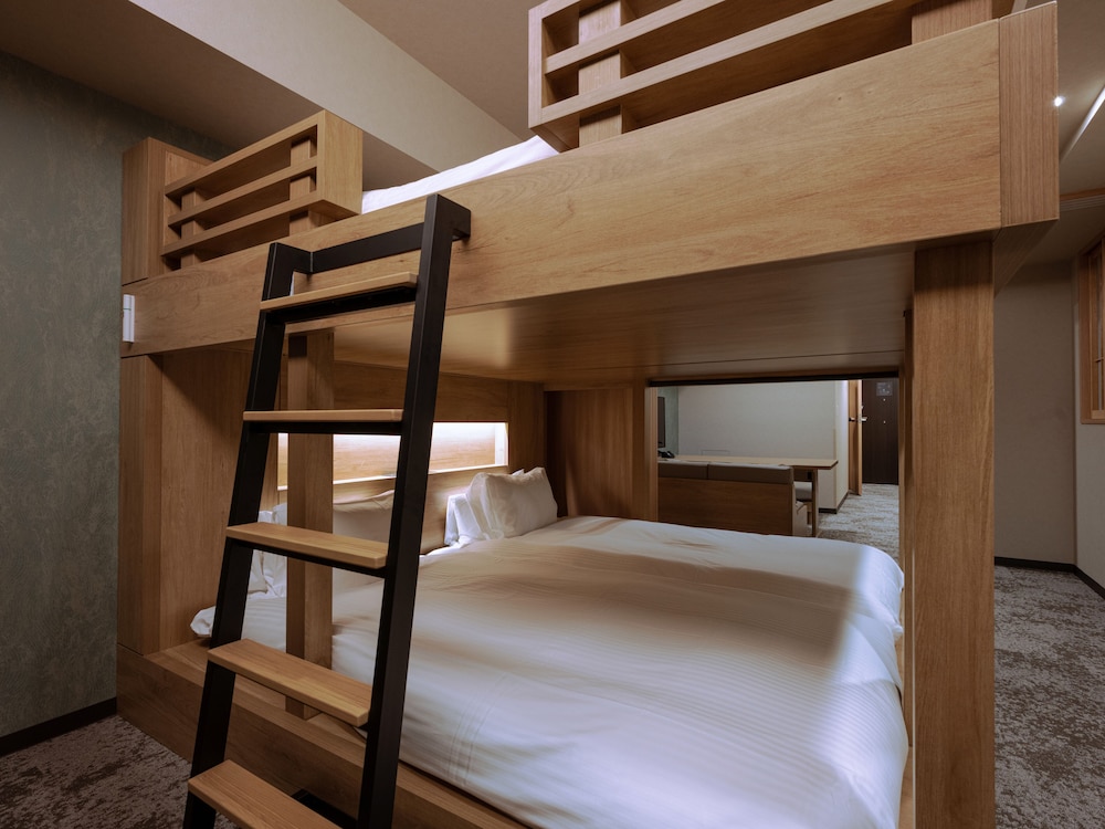 One-Bedroom Loft Bed Apartment Non-smoking - Photo 2