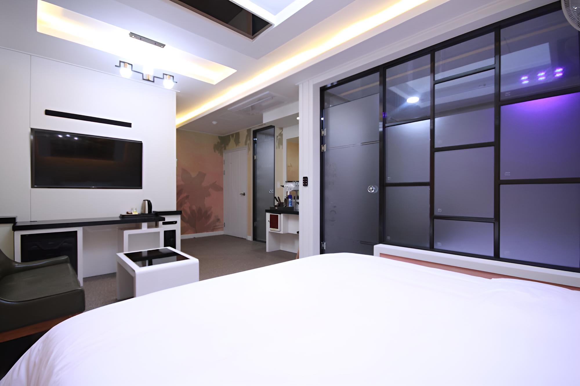 Room (Semi-special room (Free Netflix avail) - Photo 1