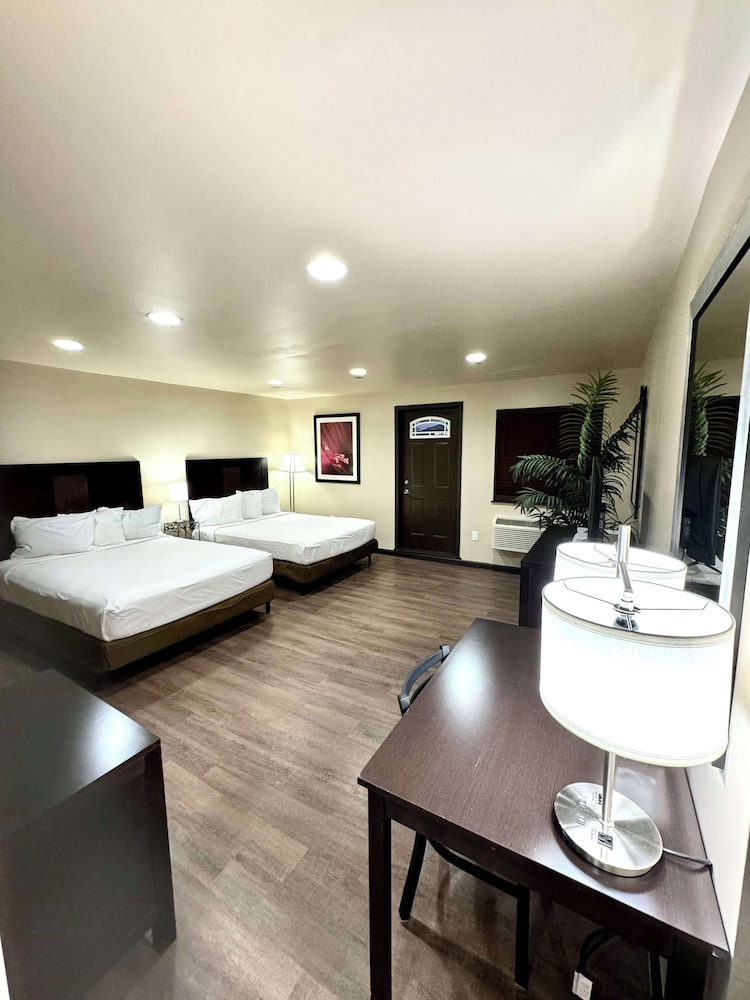 Family Suite, 2 Queen Beds (Supreme, 2nd Floor, No Elevator) photo 1