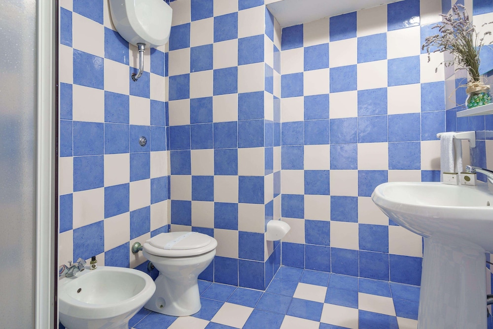Basic Apartment - Photo 9