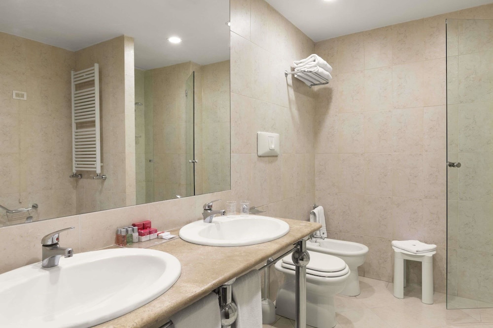 Standard Double or Twin Room - Photo 5