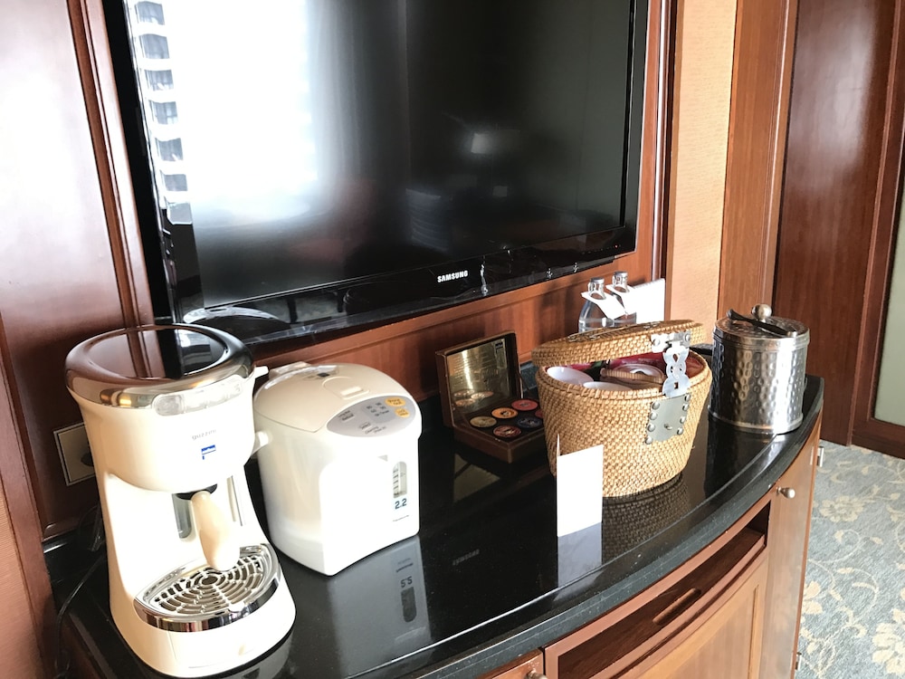 Shangri-La Wing, Executive Suite, 2 Twin Beds, River View thumbnail 6