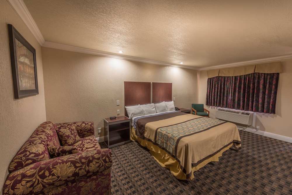 One King Bed, Non-Smoking - Photo 1