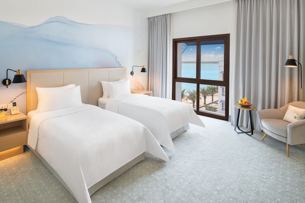 Deluxe Room, 2 Twin Beds, Partial Sea View