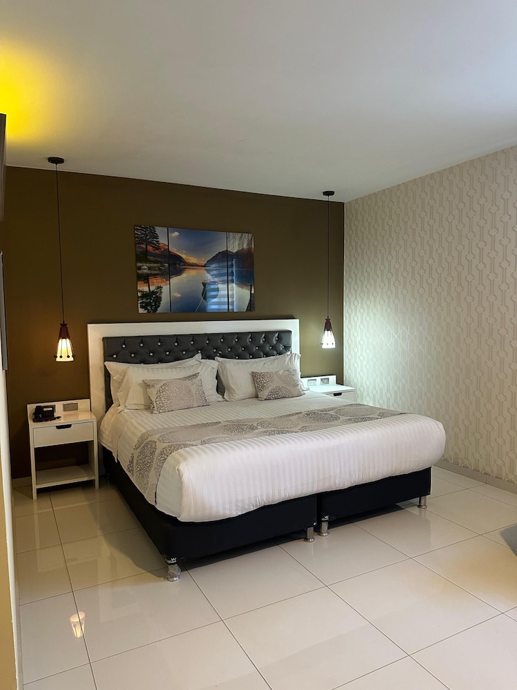 Deluxe Suite, City View