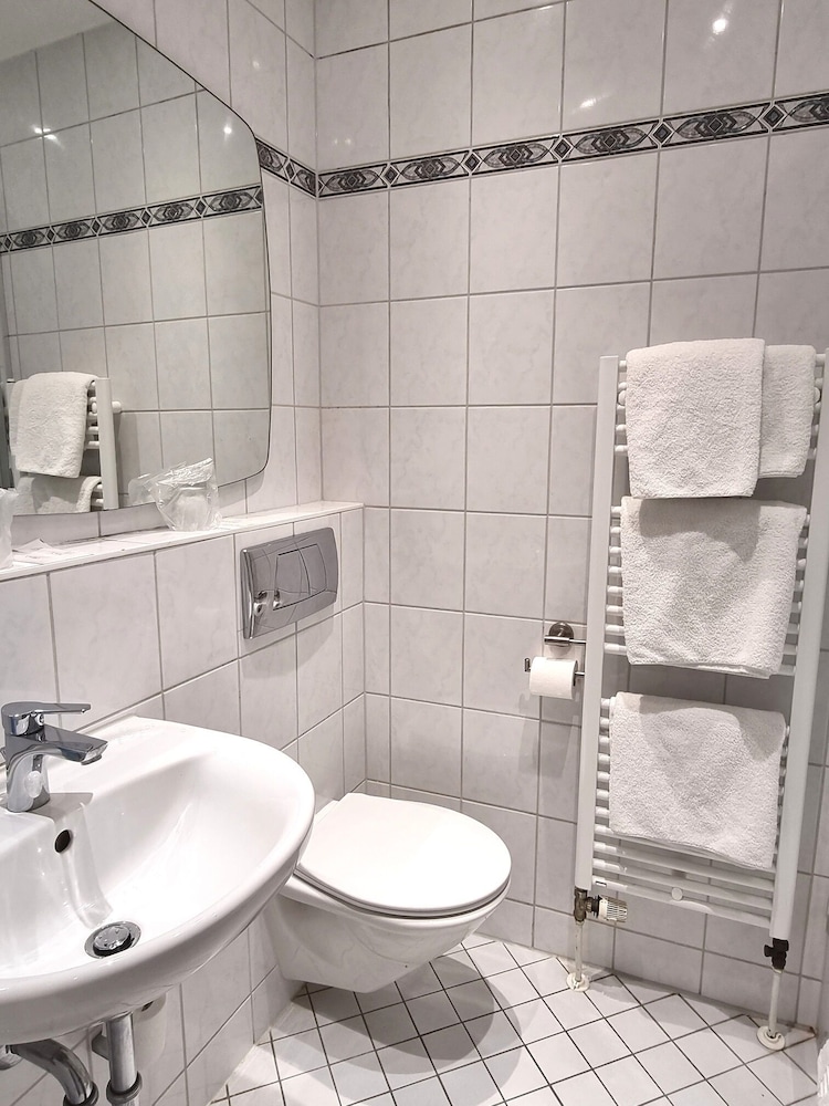 Twin Room - Photo 13
