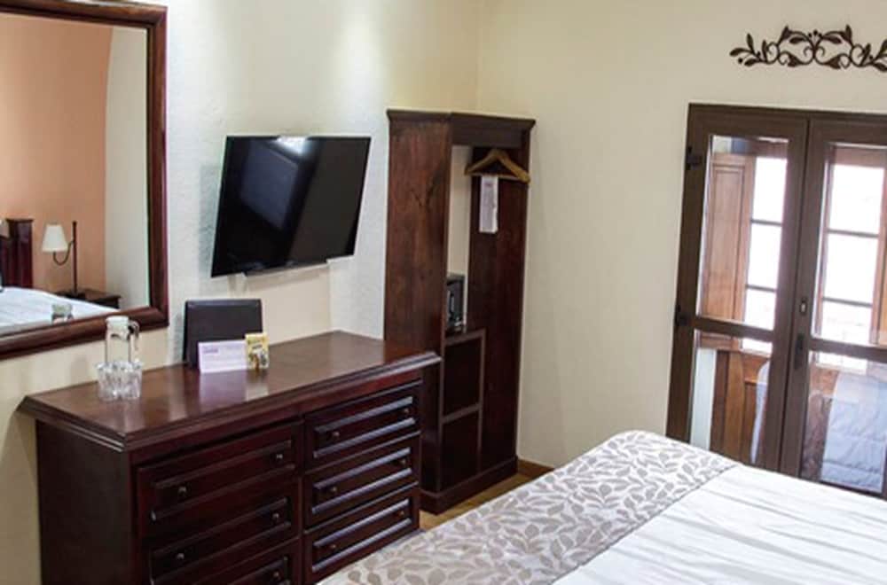 Standard Room, 1 King Bed photo 3
