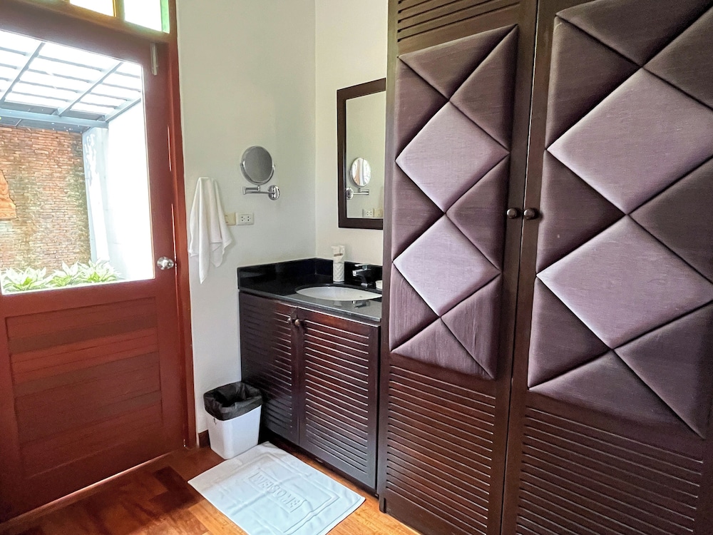Comfort Villa, 1 King Bed, Kitchenette, Pool View photo 2