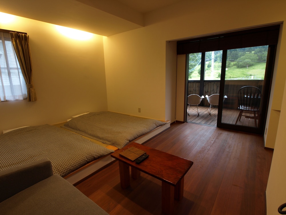 Japanese Western Style Room with Wood Deck photo 2