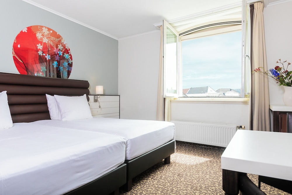 Comfort Room, 2 Twin Beds, City View photo 3