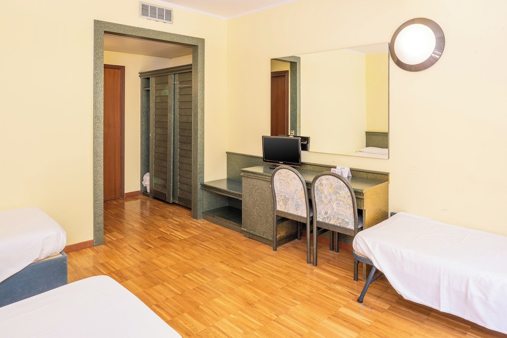 Standard Quadruple Room (4 pax) - Photo 10