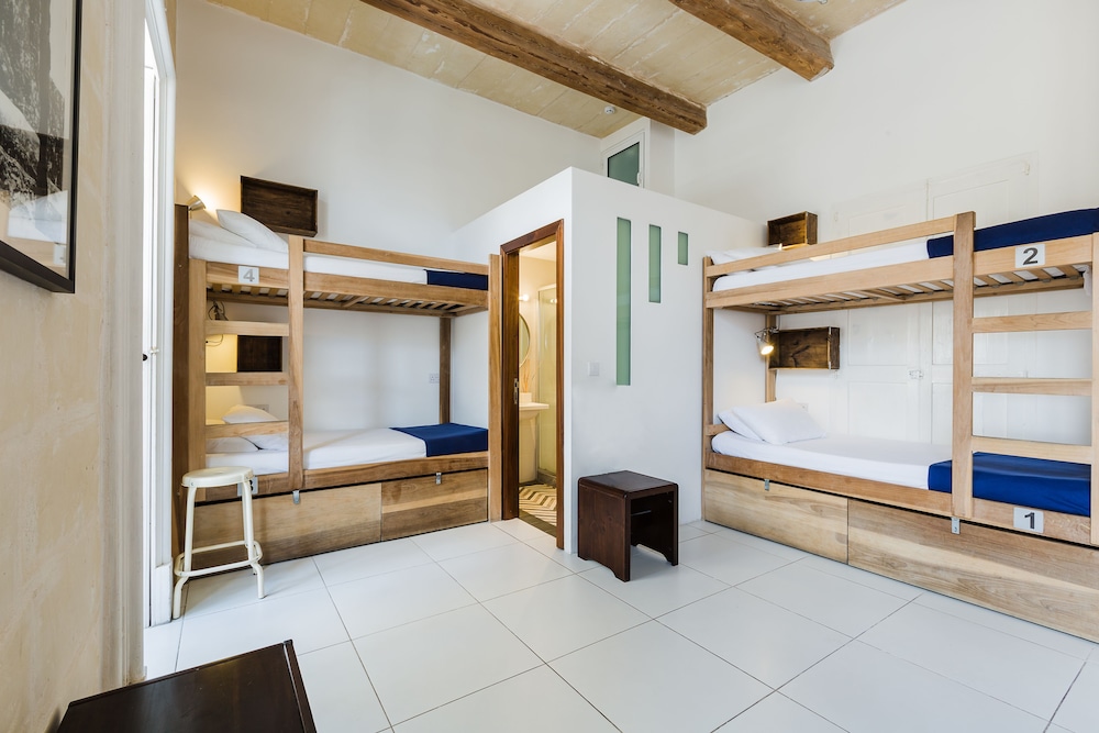 Bed in 6 Bed Dorm Ensuite with View Superior photo 3