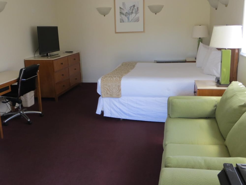 Deluxe Room, 1 King Bed, Balcony photo 3