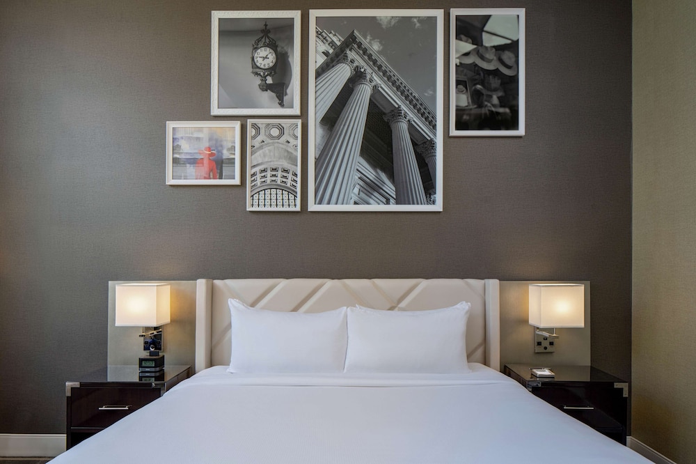 Standard Room, 1 King Bed, Accessible, Executive Level (Bathtub) - Photo 3