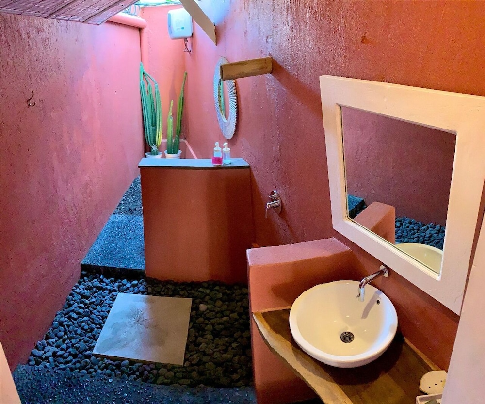Budget Surfer Hut - For Cool Adults Only photo 3