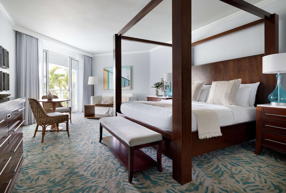 West Bay Honeymoon Club Level Oversized Junior Suite (HG)