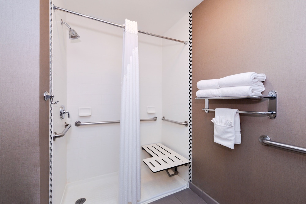 Standard Room, 2 Queen Beds, Accessible (Communications, Roll-In Shower)