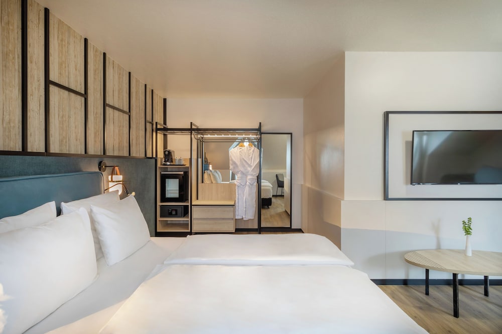 Junior Suite with aircondition thumbnail 6