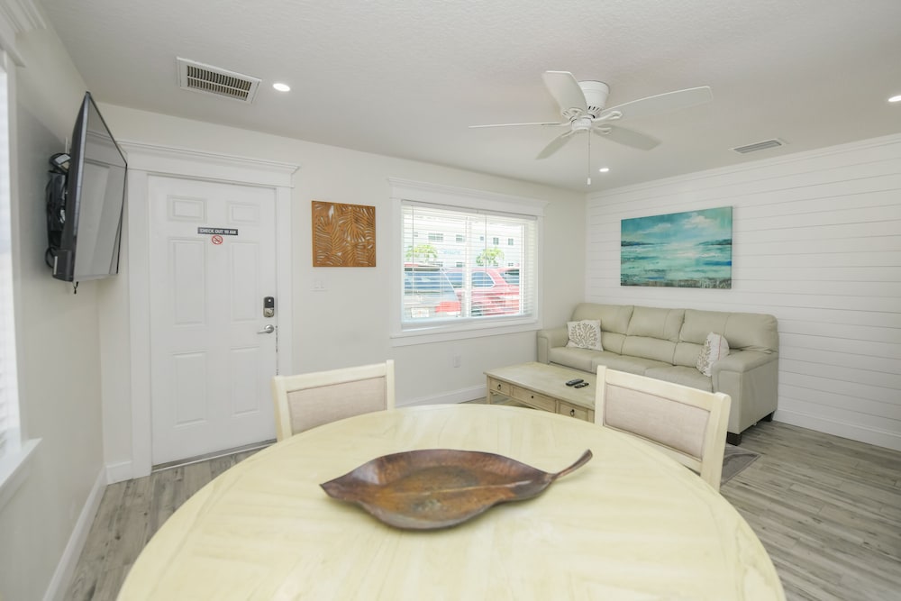Suite - Photo 16