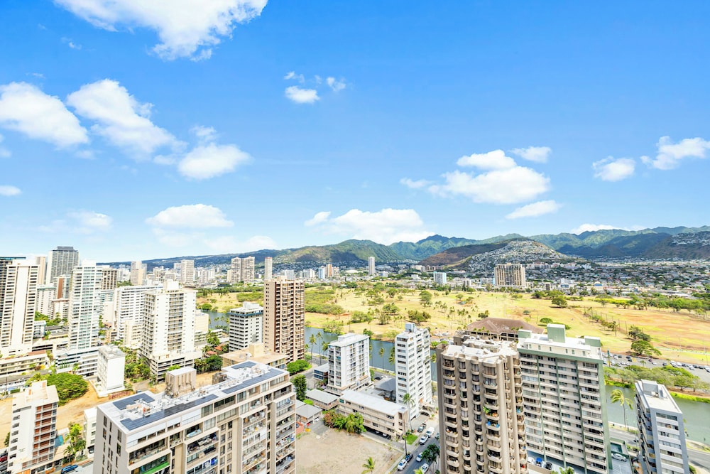 High Floor Mountain View Condo with 2 Beds and Parking: Condo, 1 Bedroom, Mountain View (0148) photo