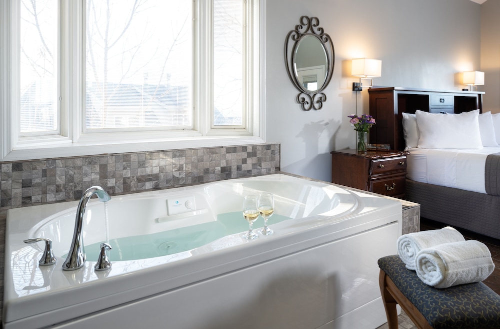 Deck-Level Cottage Suite - ADA photo 3